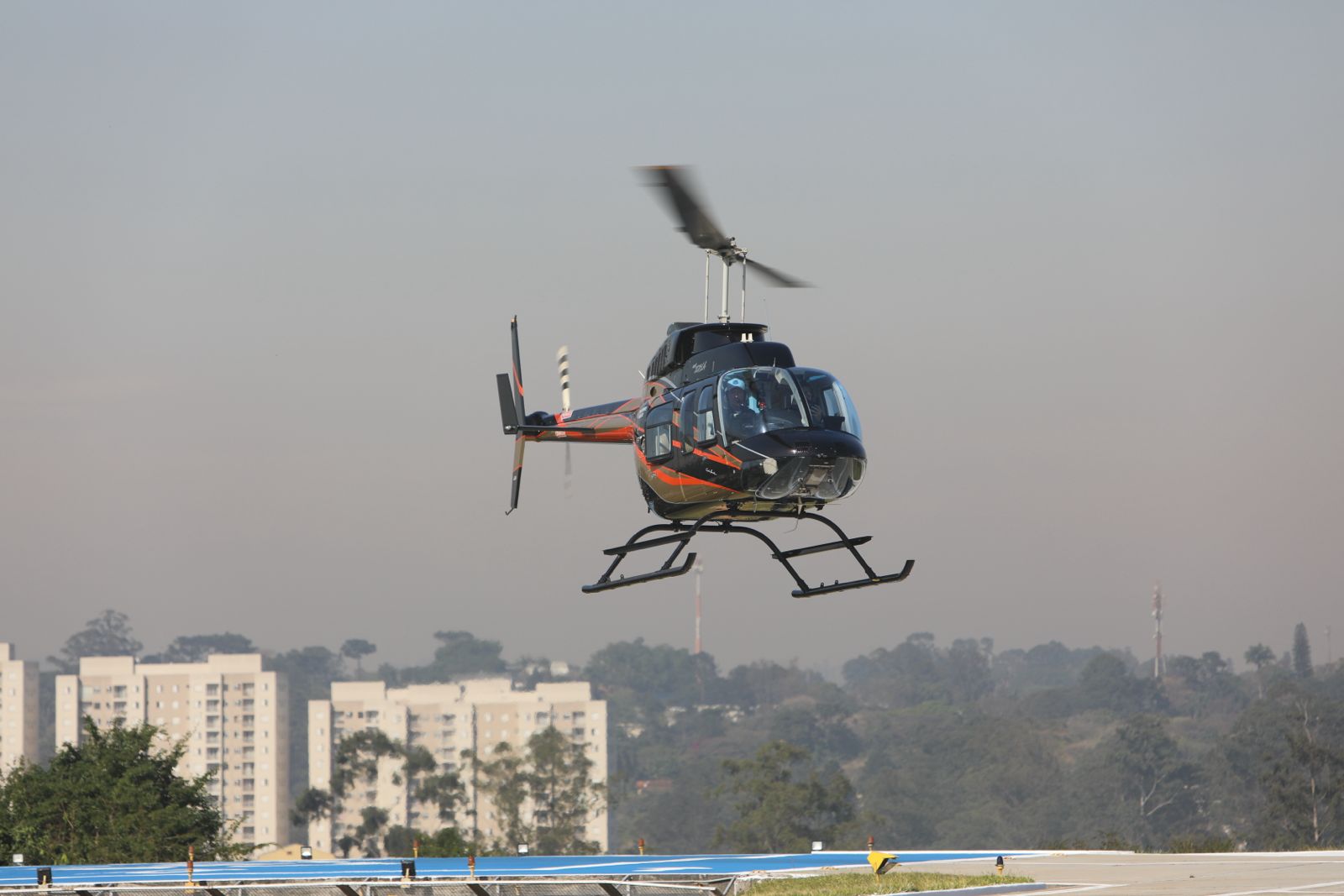 Helicóptero decolando para missão